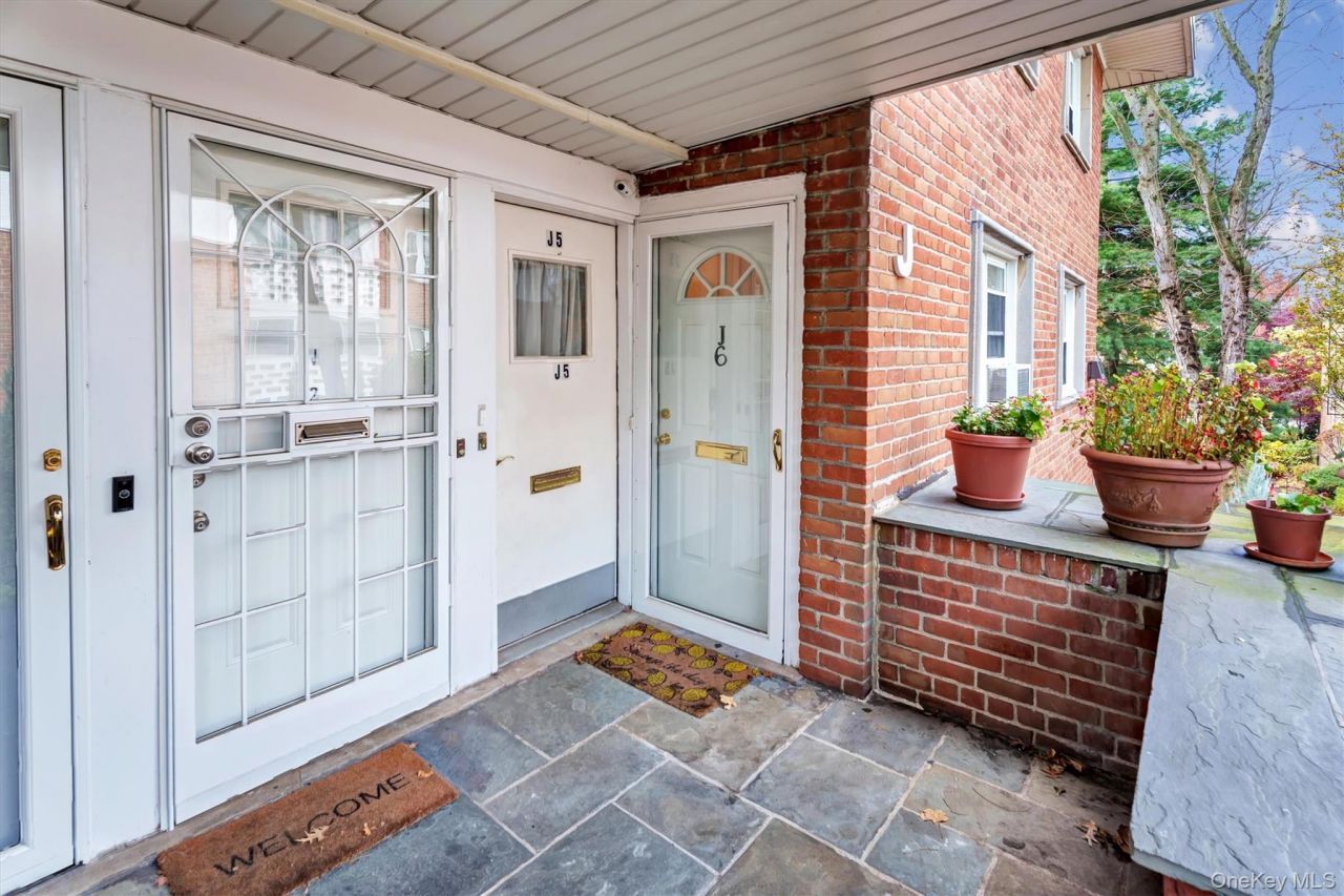 200 S Middle Neck Road, Unit J-6, Great Neck, NY 11021 Main Photo