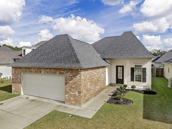 28048 Memorial Ln, Denham Springs, LA 70726