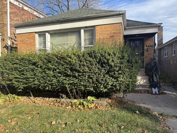 8123 S Kingston Avenue, Chicago, IL 60617