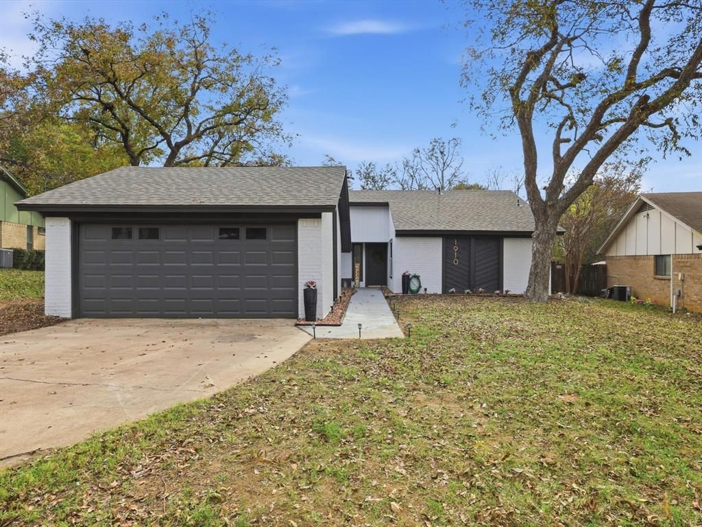 1910 Longmeadow Drive, Arlington, TX 76015 Main Photo