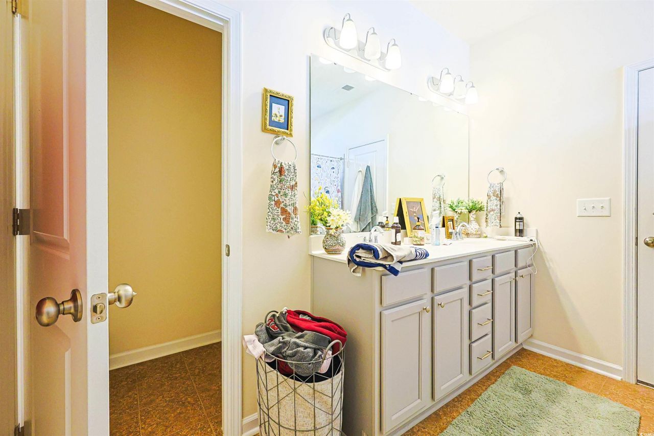 696 Tattlesbury Dr. Photo 18