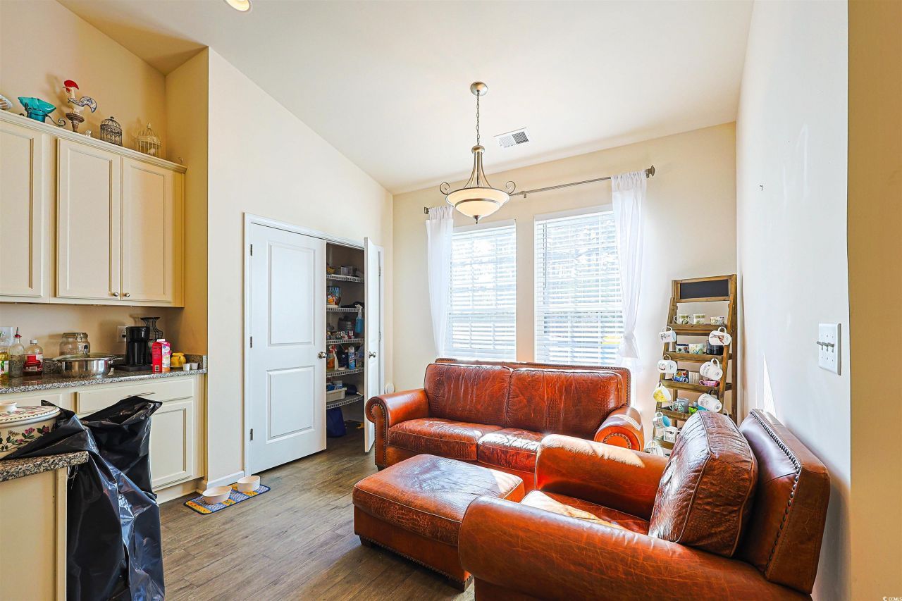 696 Tattlesbury Dr. Photo 9