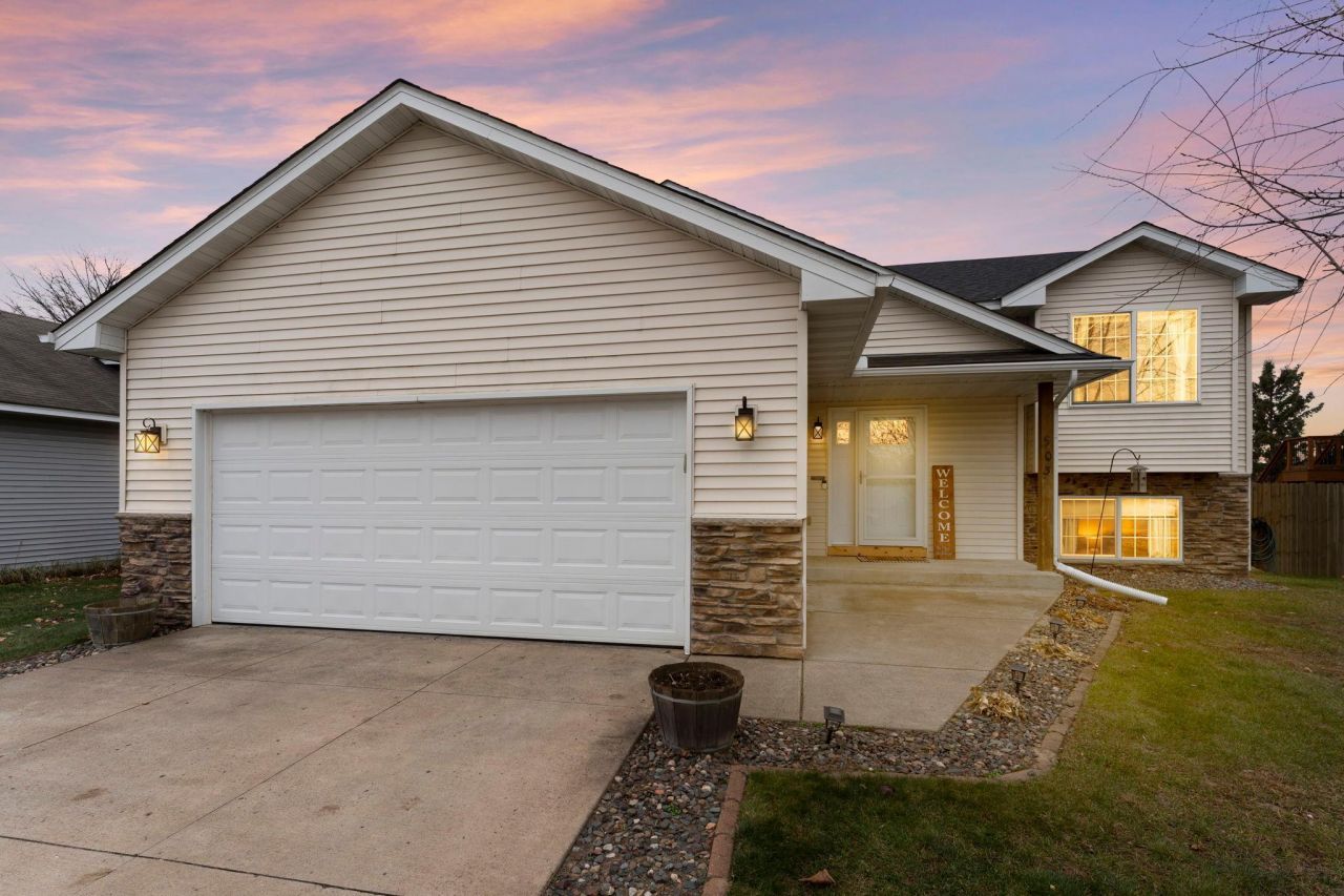 903 Isanti Parkway Nw, Isanti, MN 55040 Main Photo