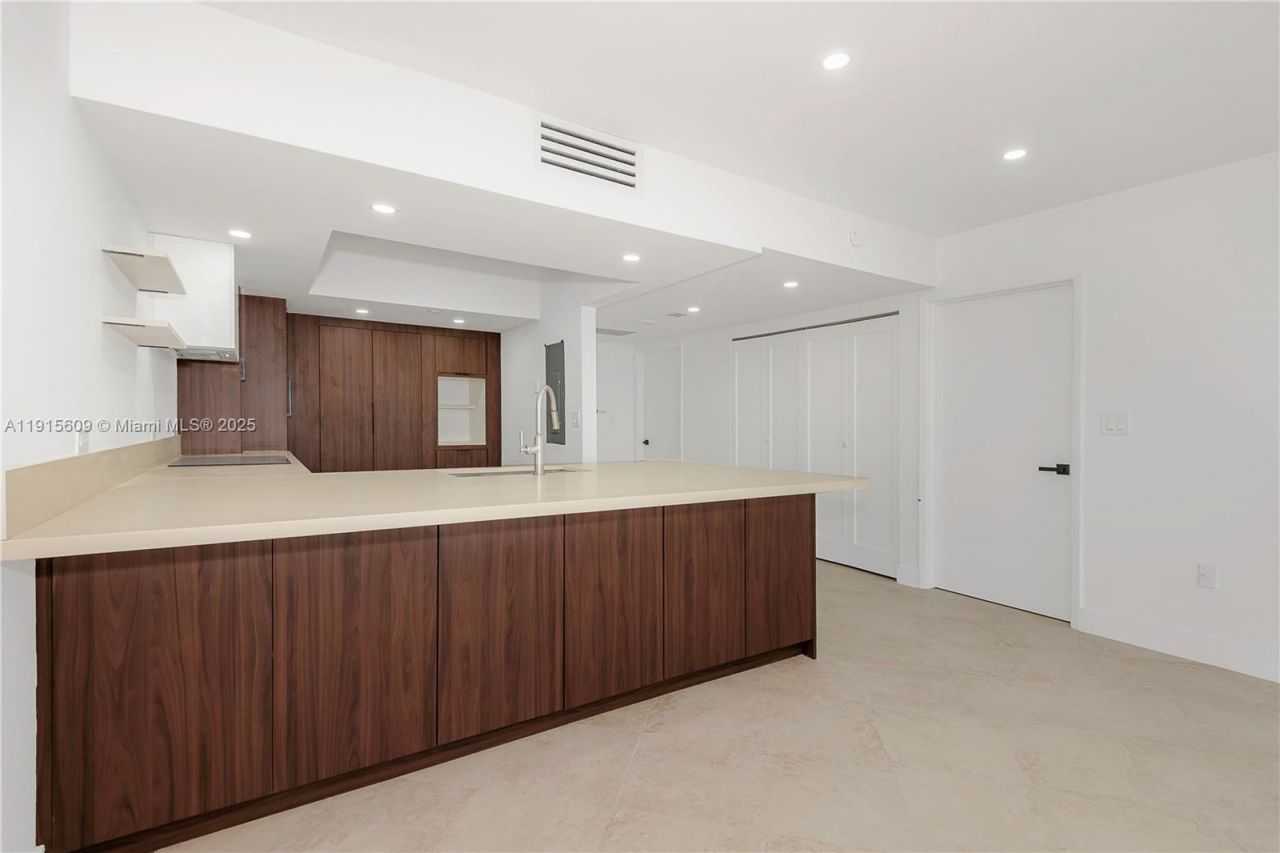 8855 Collins Ave, Unit 6E, Surfside, FL 33154 Photo