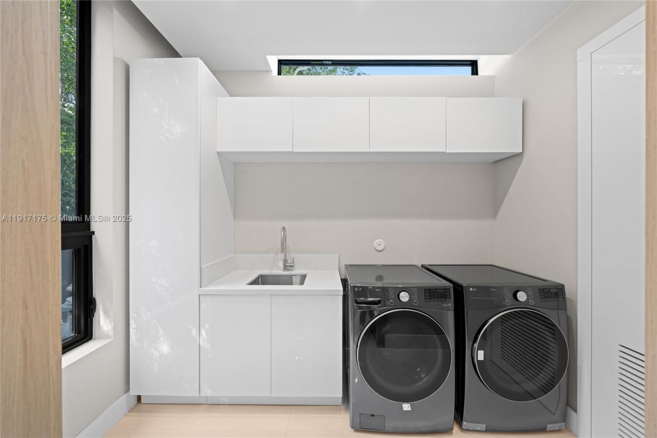 1002 NE 117th St, Biscayne Park, FL 33161 Photo