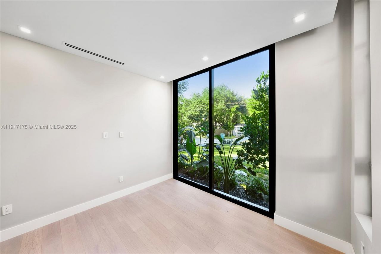 1002 NE 117th St, Biscayne Park, FL 33161 Photo