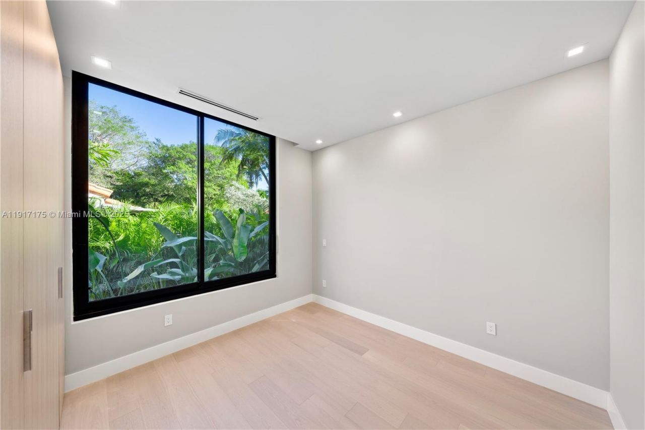 1002 NE 117th St, Biscayne Park, FL 33161 Photo