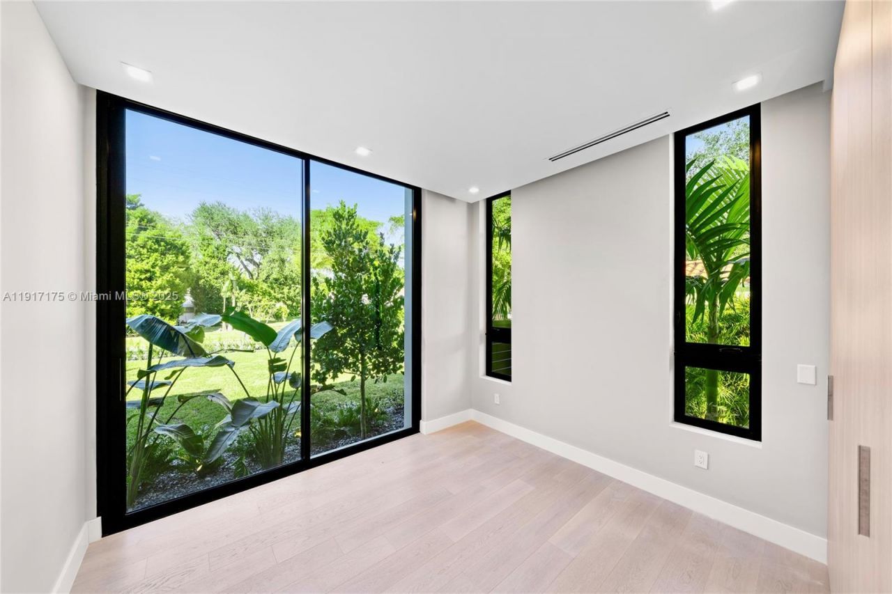 1002 NE 117th St, Biscayne Park, FL 33161 Photo