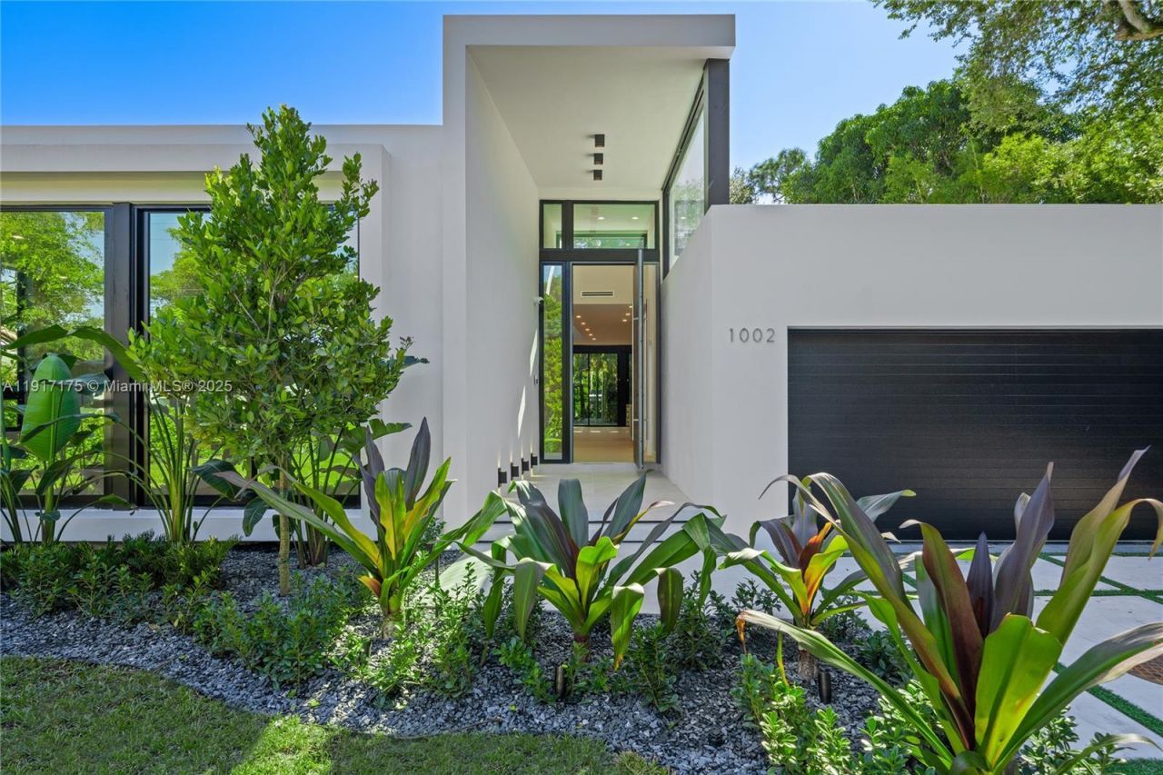 1002 NE 117th St, Biscayne Park, FL 33161 Photo