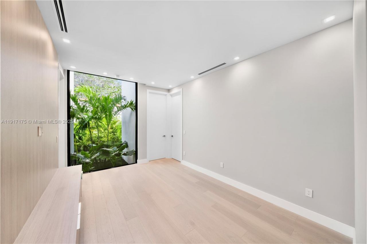 1002 NE 117th St, Biscayne Park, FL 33161 Photo