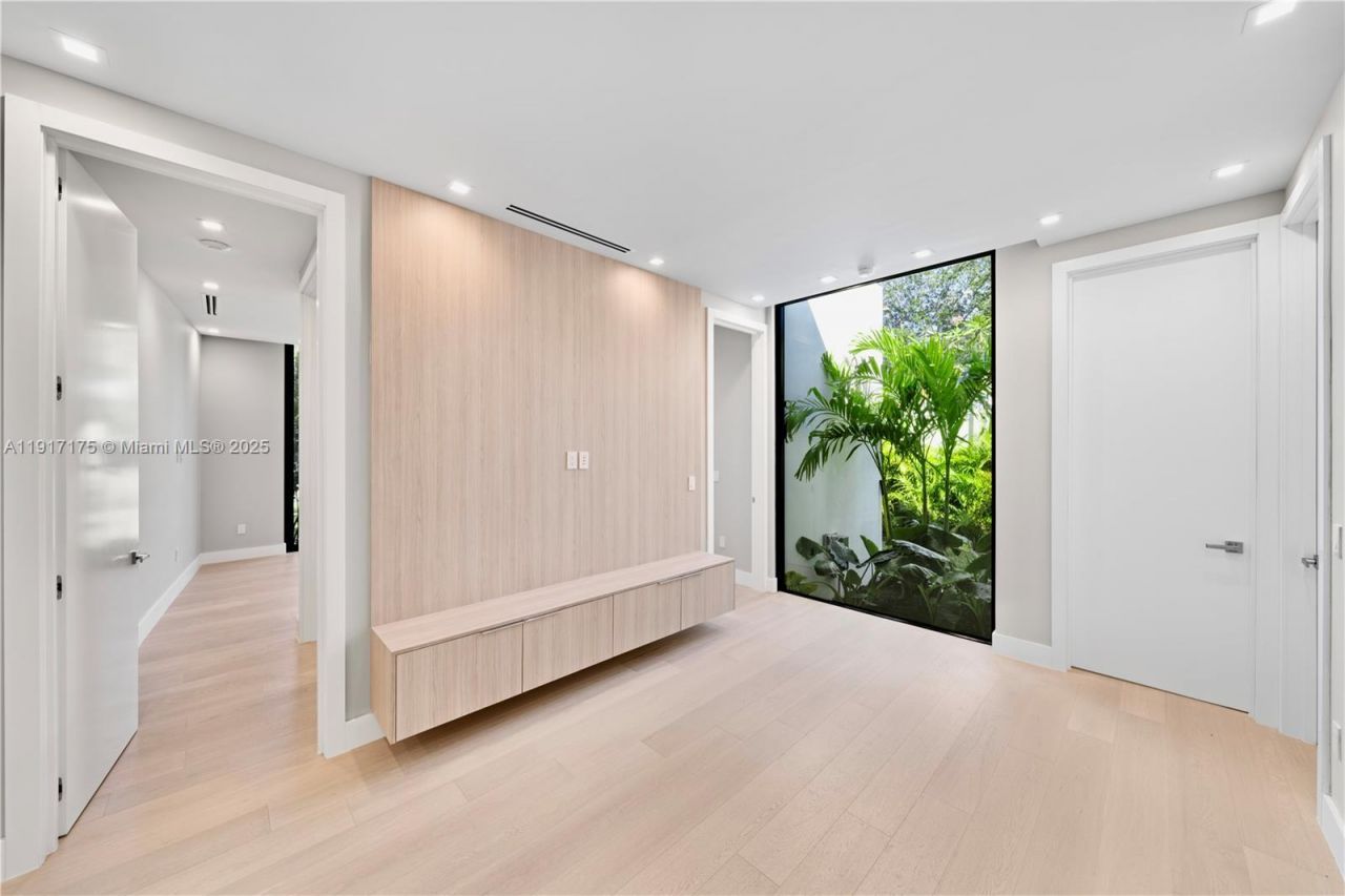 1002 NE 117th St, Biscayne Park, FL 33161 Photo