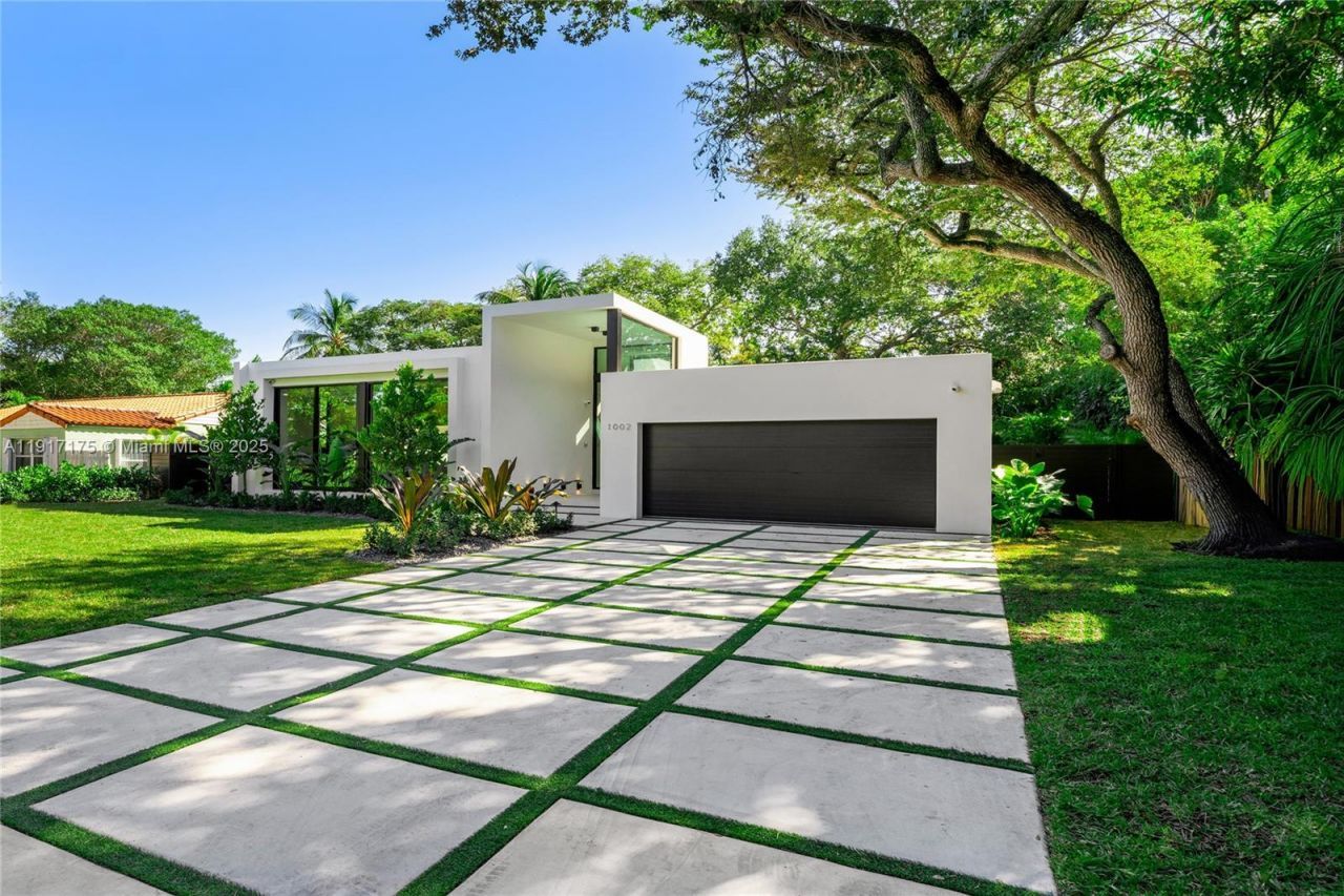 1002 NE 117th St, Biscayne Park, FL 33161 Photo