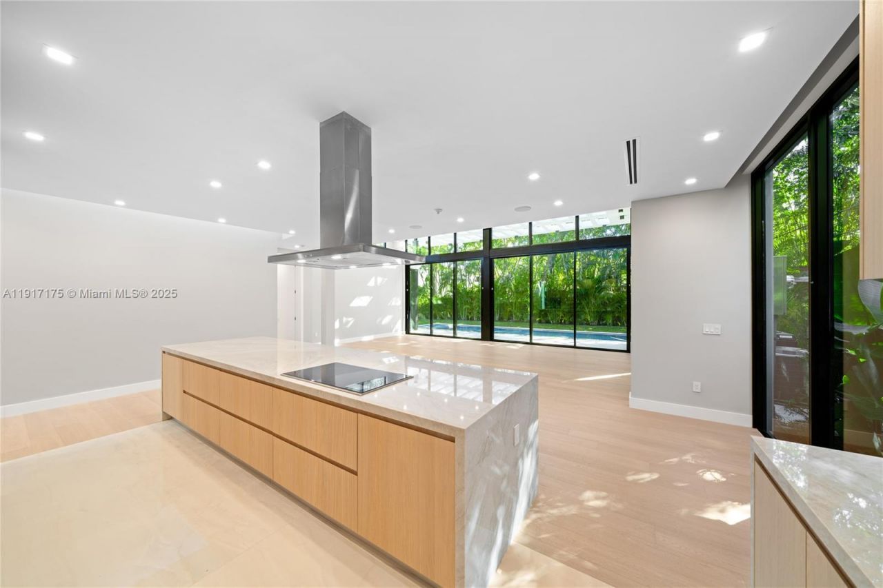 1002 NE 117th St, Biscayne Park, FL 33161 Photo