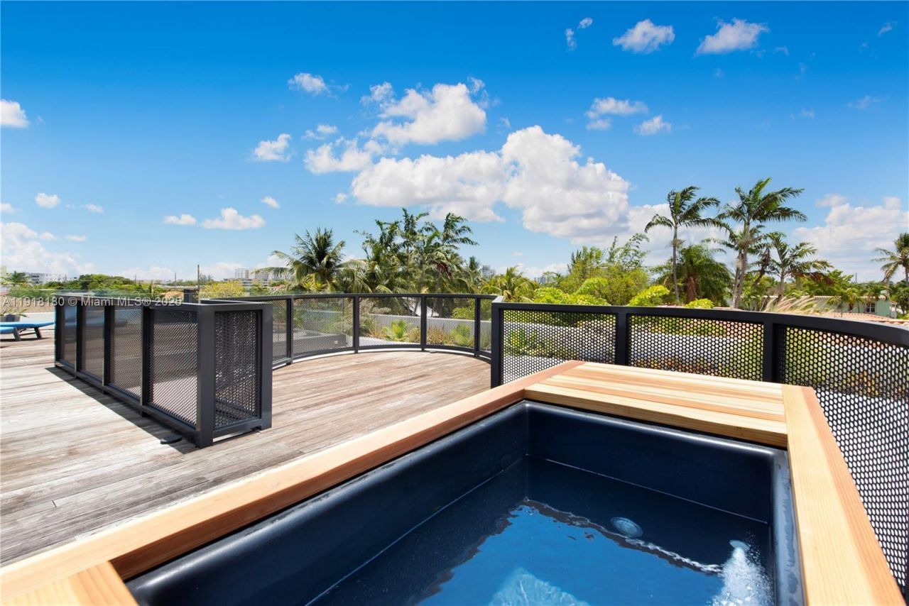 8055 Noremac Ave, Miami Beach, FL 33141 Photo