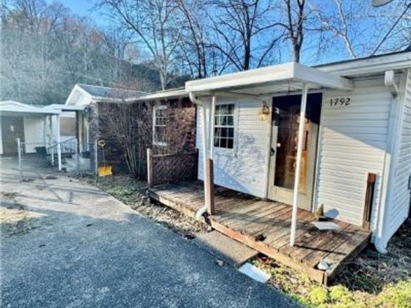 1792 Glenwood Road, Milton, WV 25441