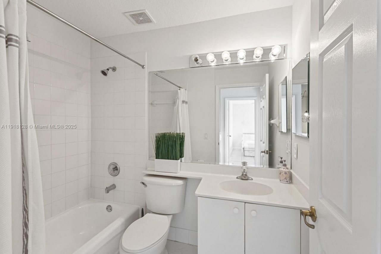 11505 NW 71st St, Doral, FL 33178 Photo