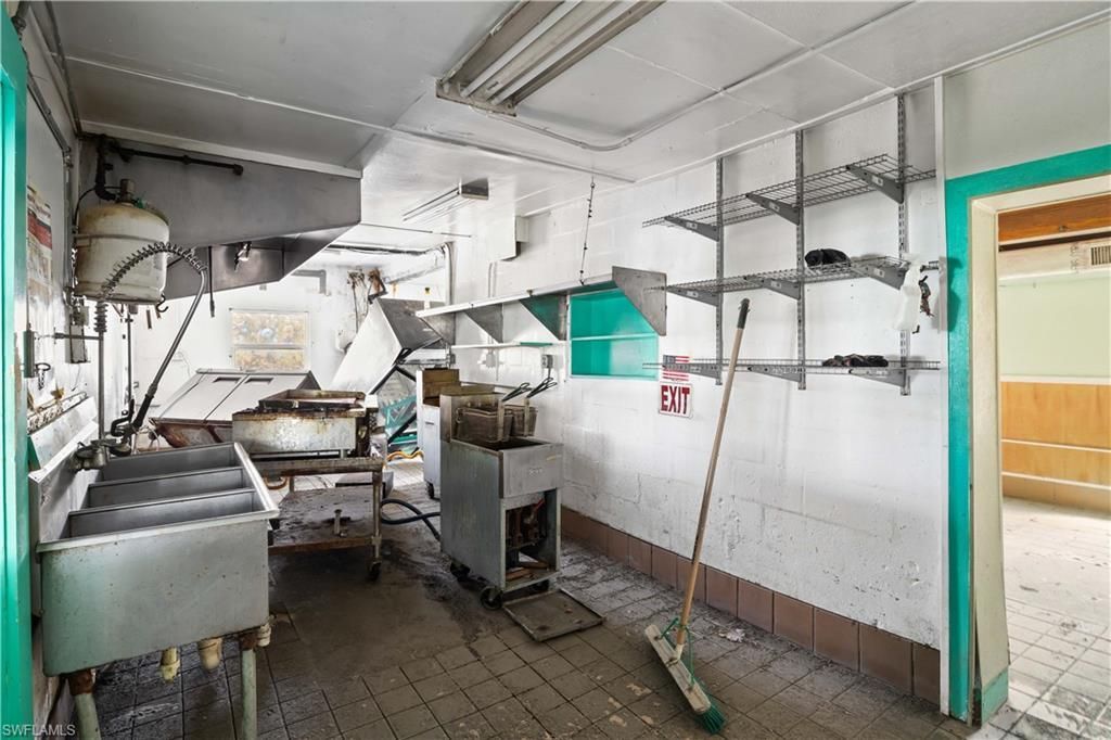 4520 And 4530 Pine Island Rd Nw, Matlacha, FL 33993 Photo