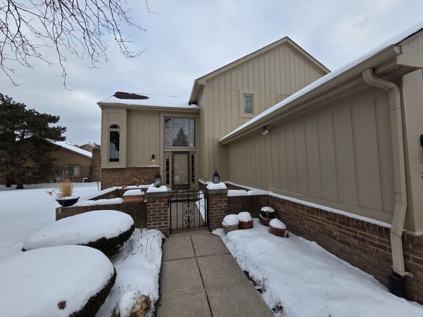 37692 N Laurel Park Drive, Livonia, MI 48152