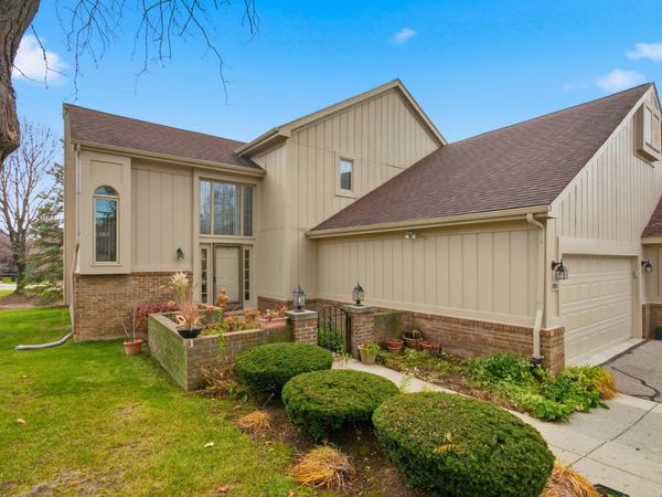 37692 N Laurel Park Drive, Livonia, MI 48152