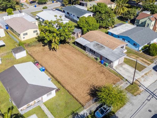 915 NW 44th St, Miami, FL 33127