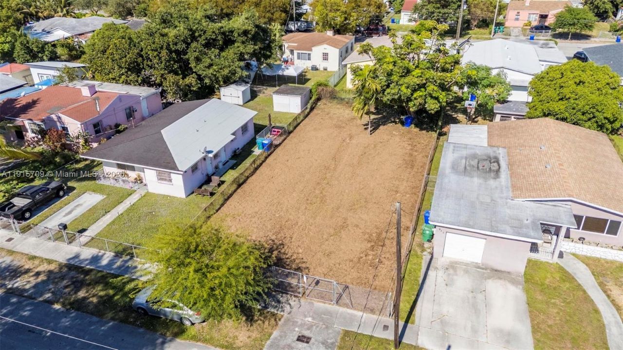 915 NW 44th St, Miami, FL 33127 Photo