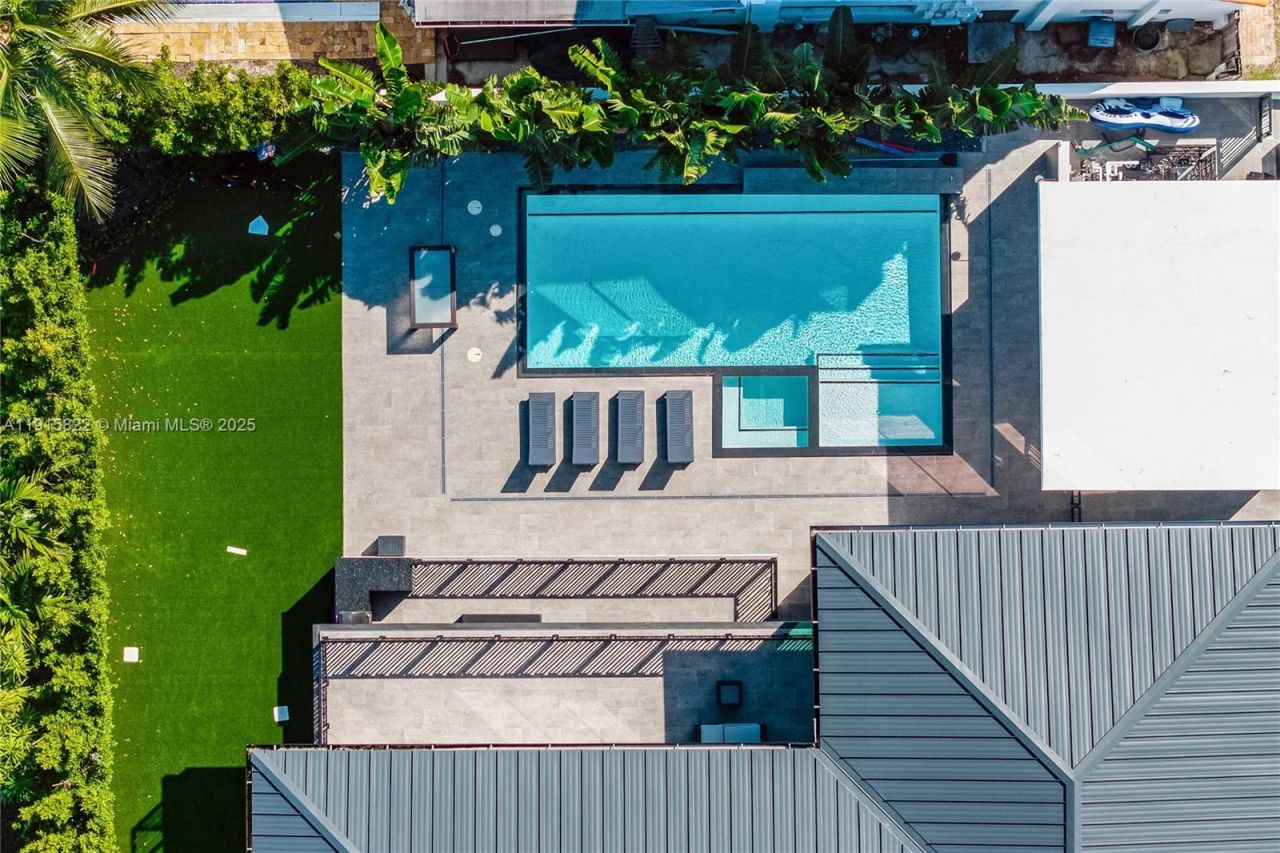 9045 Hawthorne Ave, Surfside, FL 33154 Photo