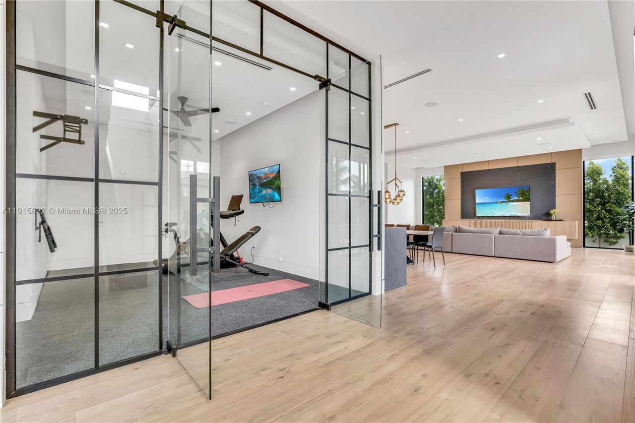 9045 Hawthorne Ave, Surfside, FL 33154 Photo