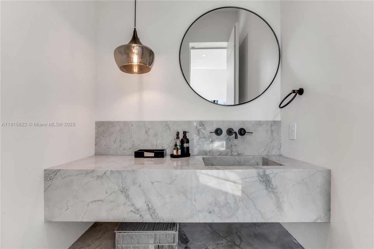 9045 Hawthorne Ave, Surfside, FL 33154 Photo