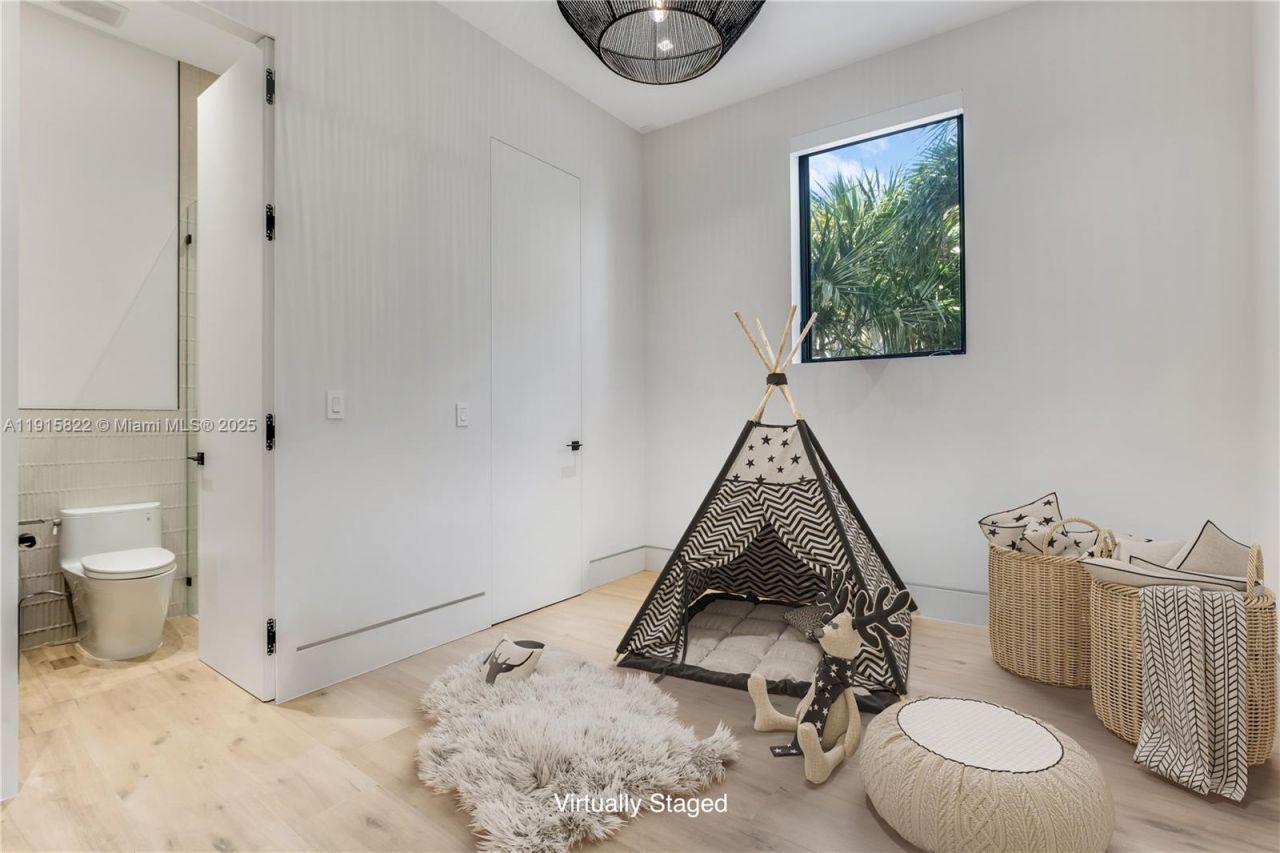 9045 Hawthorne Ave, Surfside, FL 33154 Photo