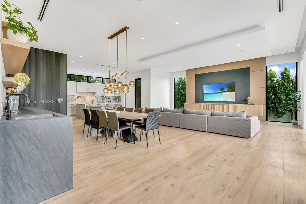 9045 Hawthorne Ave, Surfside, FL 33154 Photo