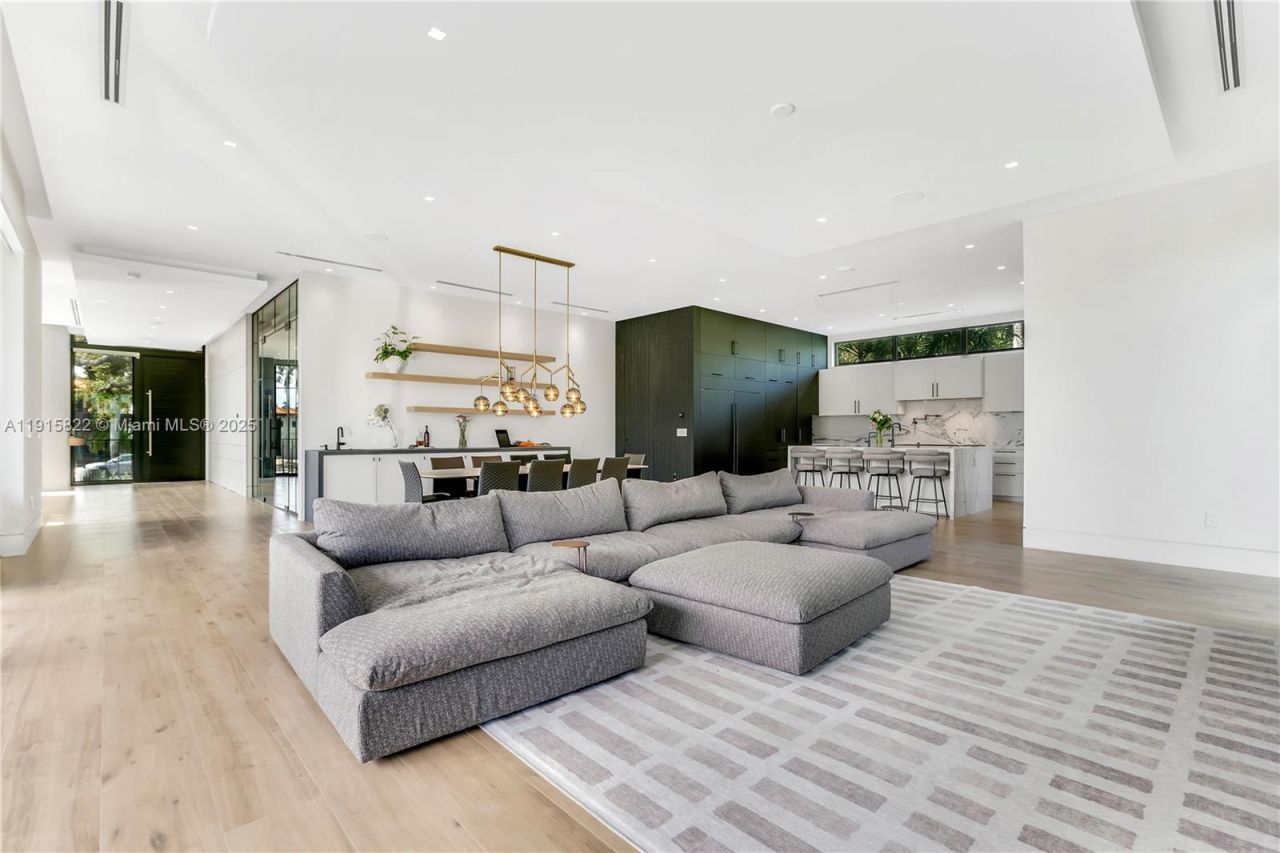 9045 Hawthorne Ave, Surfside, FL 33154 Photo