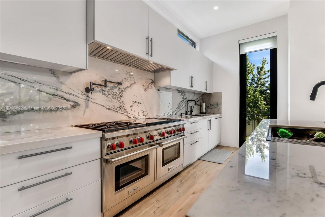 9045 Hawthorne Ave, Surfside, FL 33154 Photo