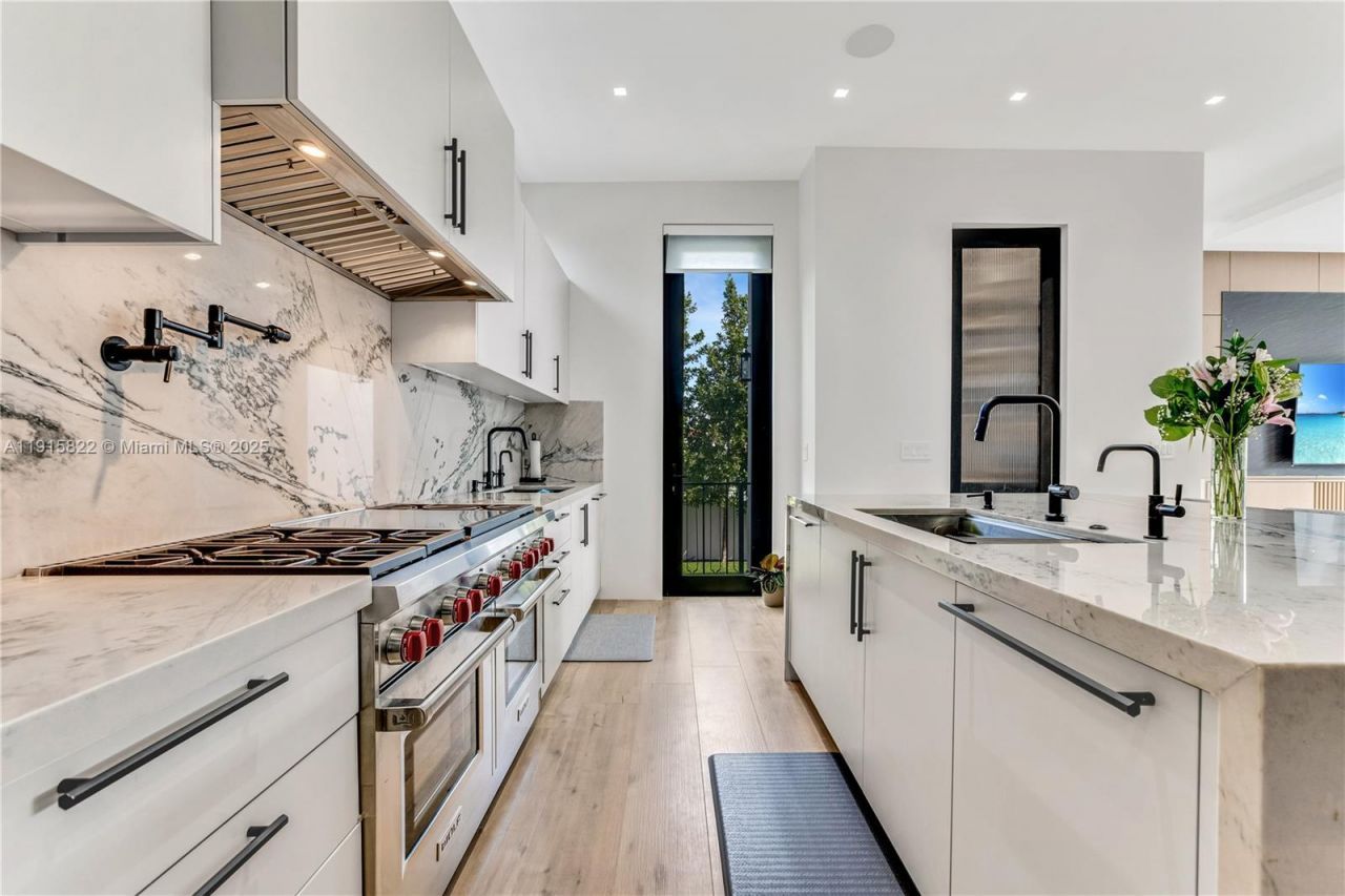 9045 Hawthorne Ave, Surfside, FL 33154 Photo