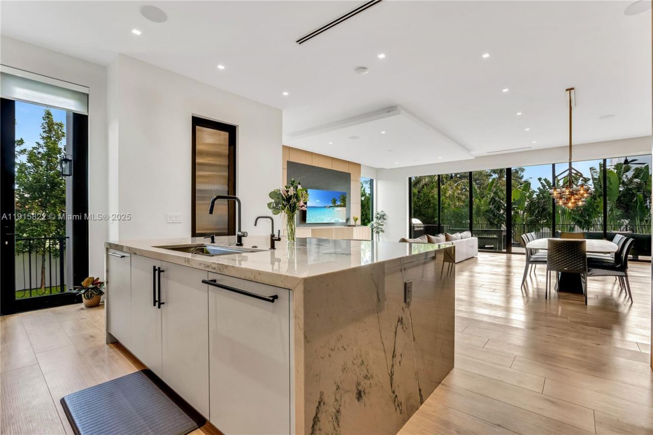 9045 Hawthorne Ave, Surfside, FL 33154 Photo