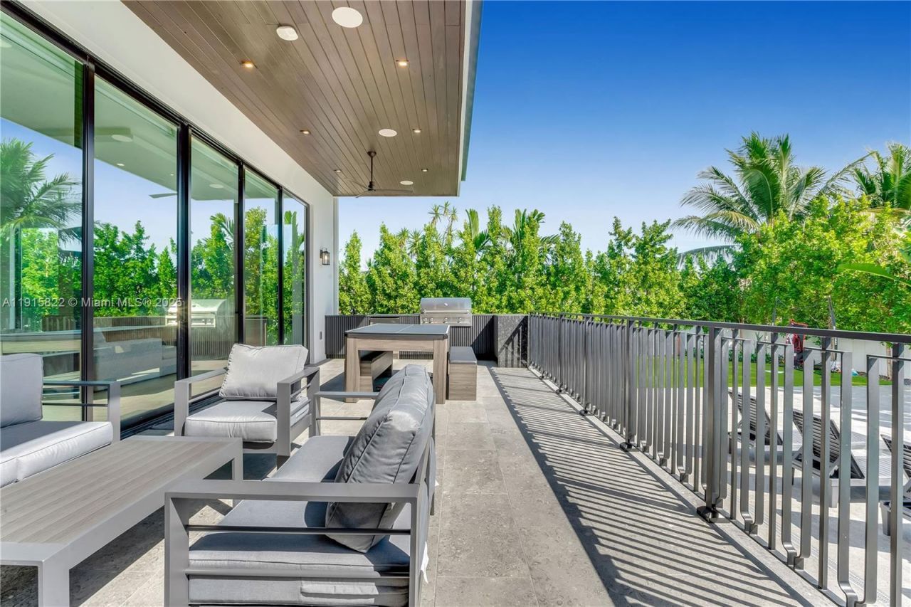 9045 Hawthorne Ave, Surfside, FL 33154 Photo