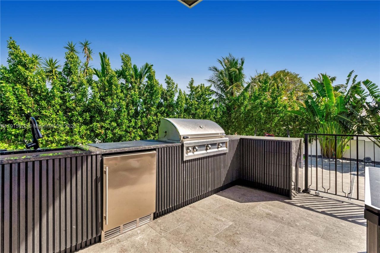 9045 Hawthorne Ave, Surfside, FL 33154 Photo