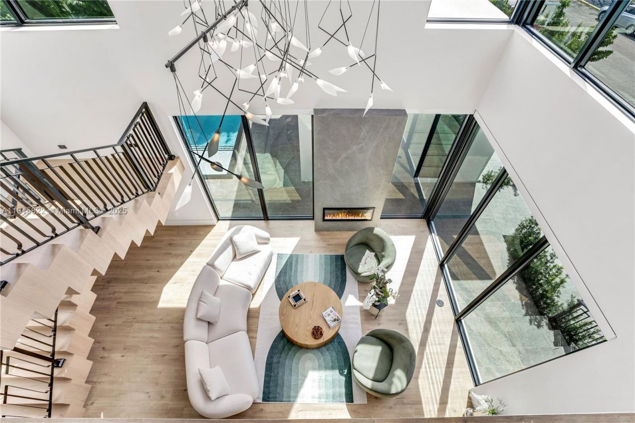 9045 Hawthorne Ave, Surfside, FL 33154 Photo