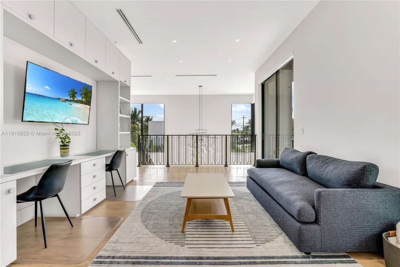 9045 Hawthorne Ave, Surfside, FL 33154 Photo