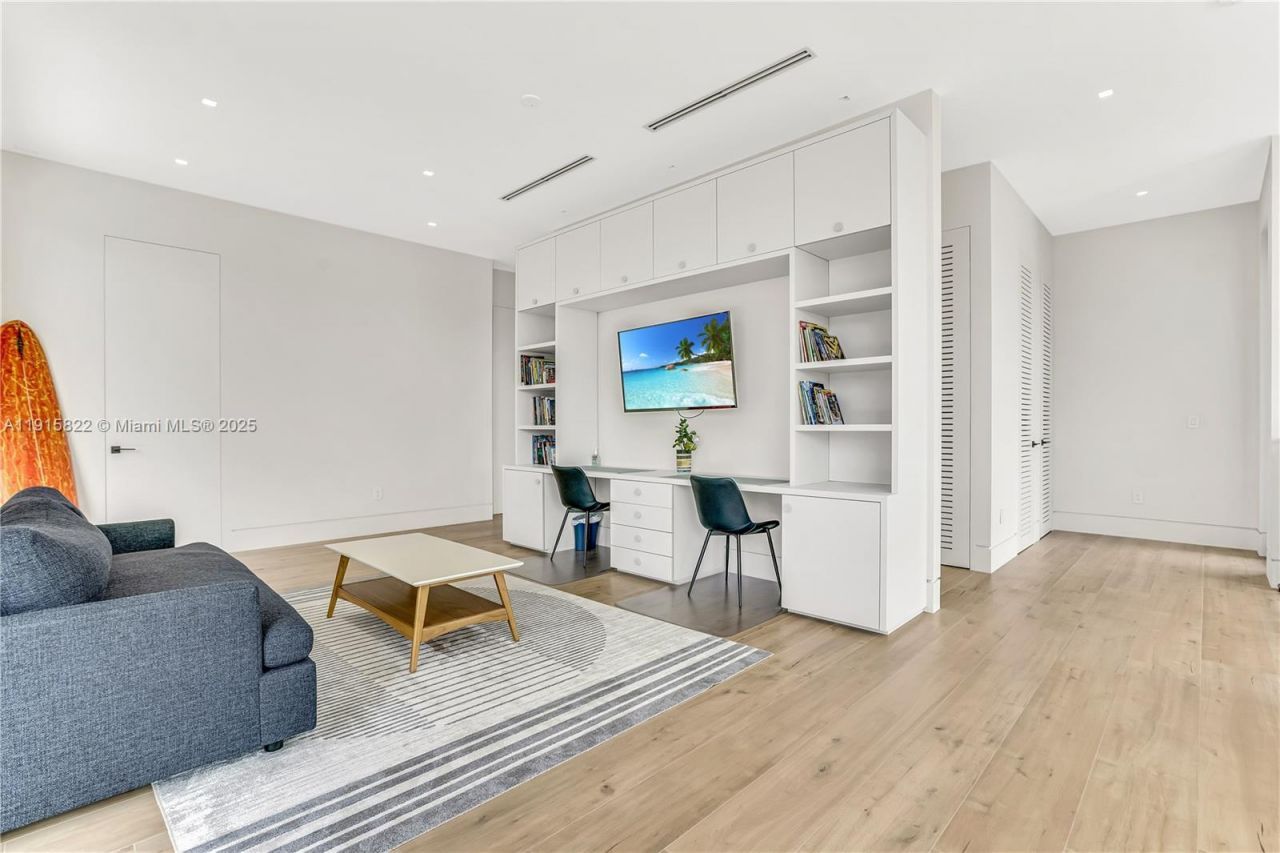 9045 Hawthorne Ave, Surfside, FL 33154 Photo