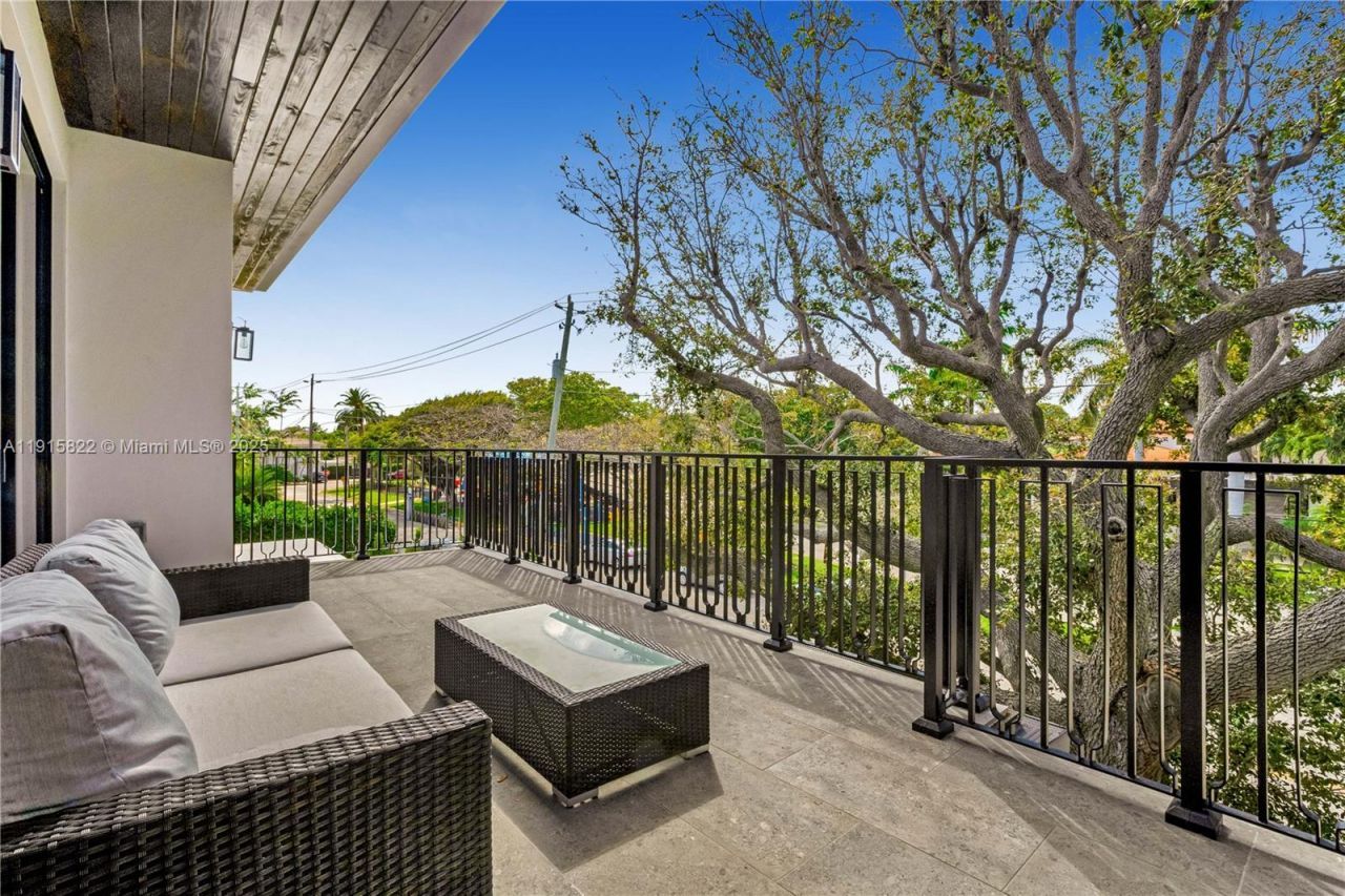 9045 Hawthorne Ave, Surfside, FL 33154 Photo