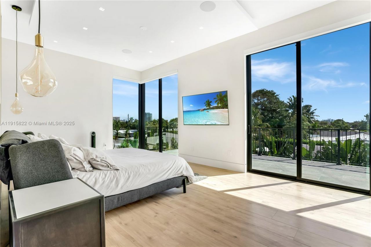 9045 Hawthorne Ave, Surfside, FL 33154 Photo