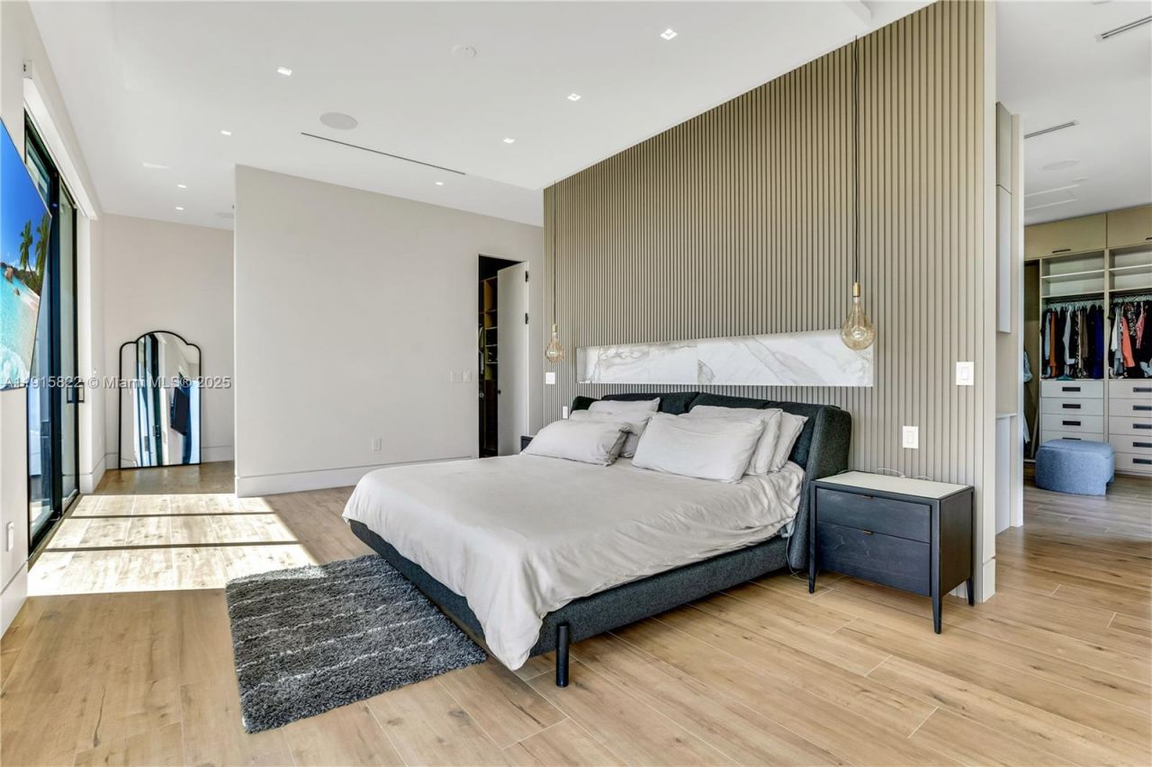 9045 Hawthorne Ave, Surfside, FL 33154 Photo