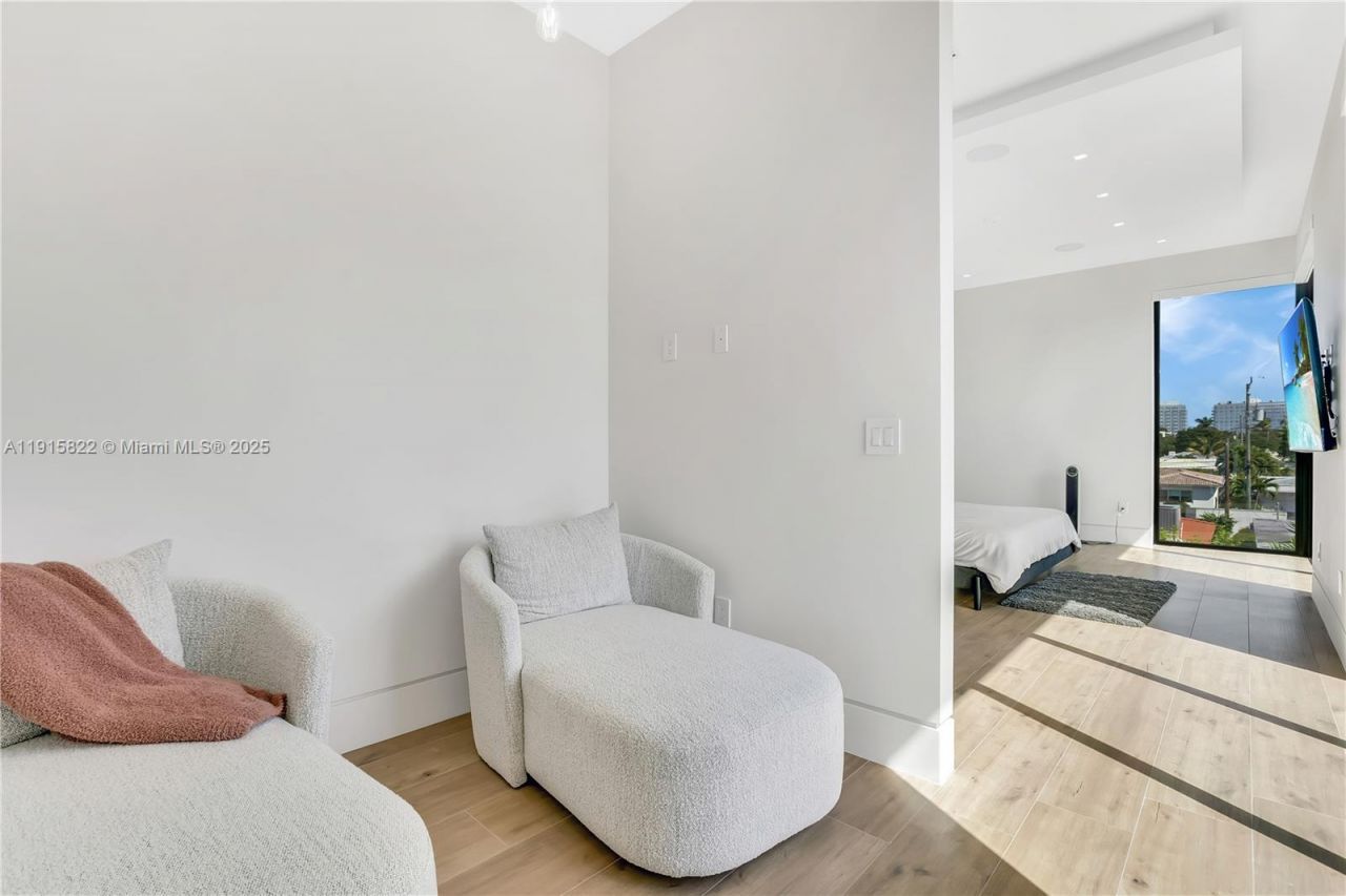 9045 Hawthorne Ave, Surfside, FL 33154 Photo