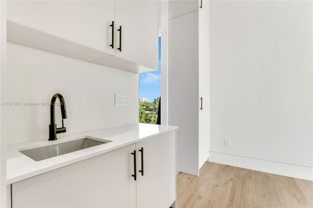 9045 Hawthorne Ave, Surfside, FL 33154 Photo