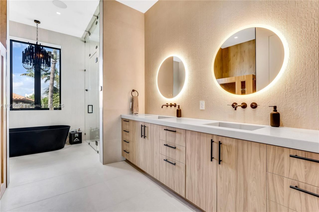 9045 Hawthorne Ave, Surfside, FL 33154 Photo