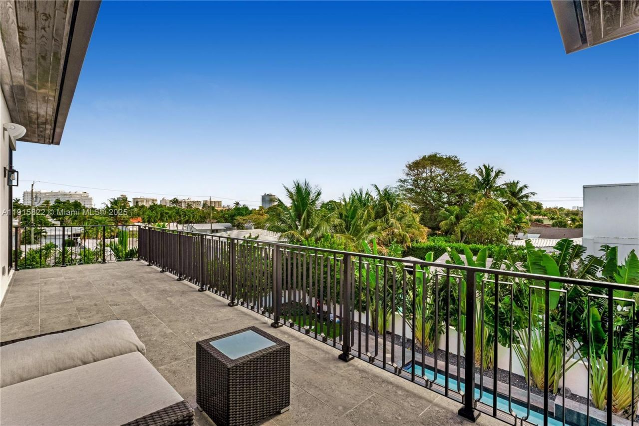 9045 Hawthorne Ave, Surfside, FL 33154 Photo