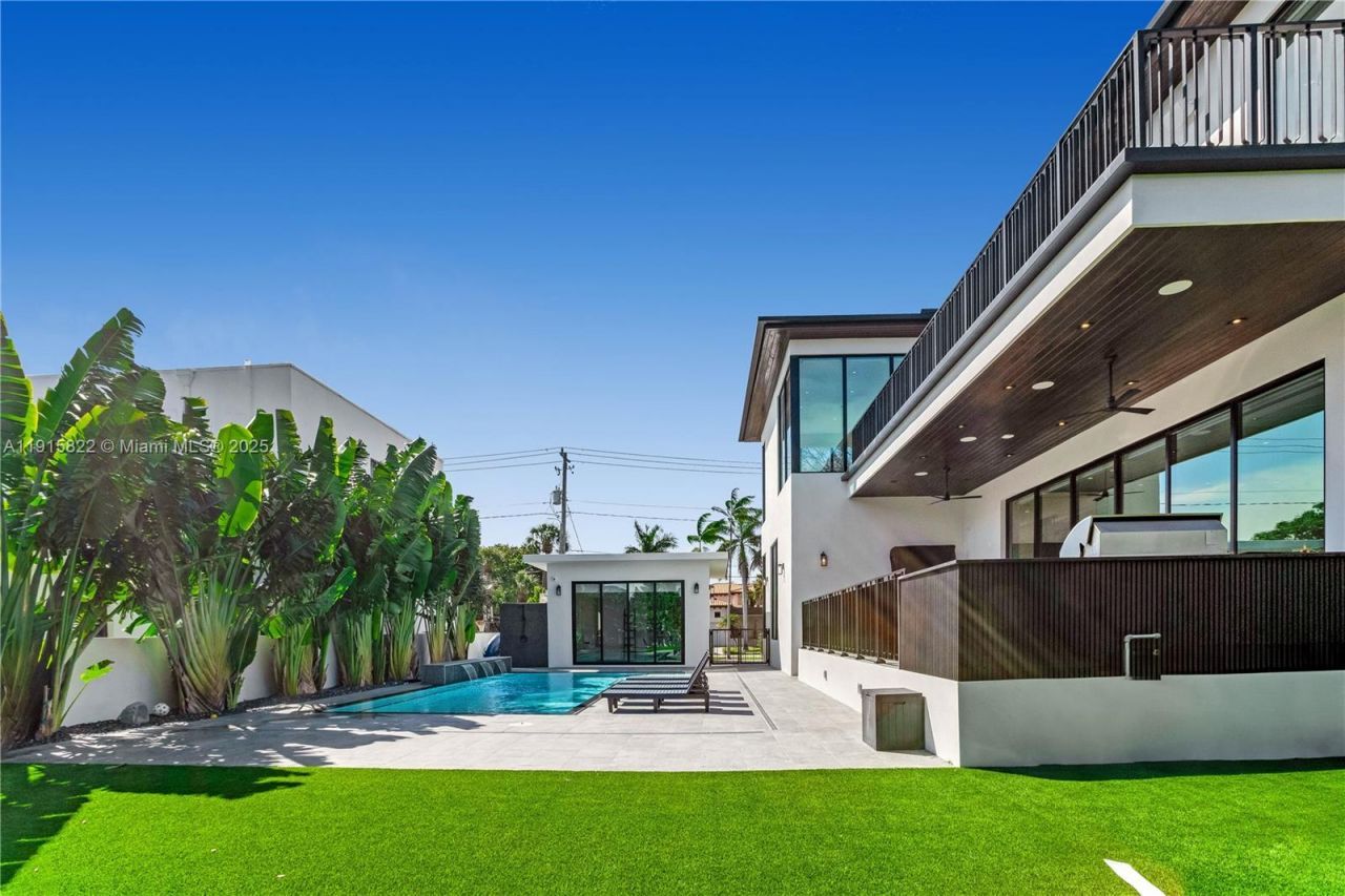 9045 Hawthorne Ave, Surfside, FL 33154 Photo