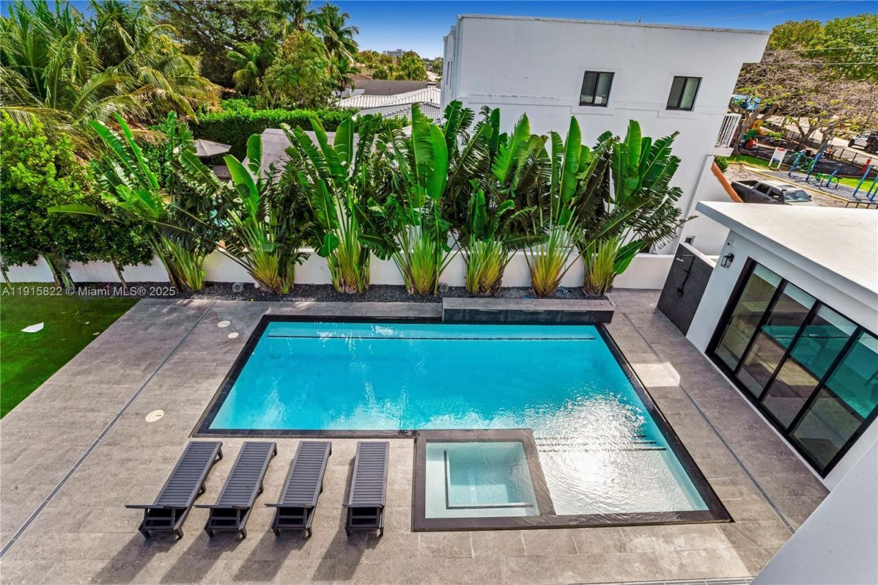 9045 Hawthorne Ave, Surfside, FL 33154 Photo