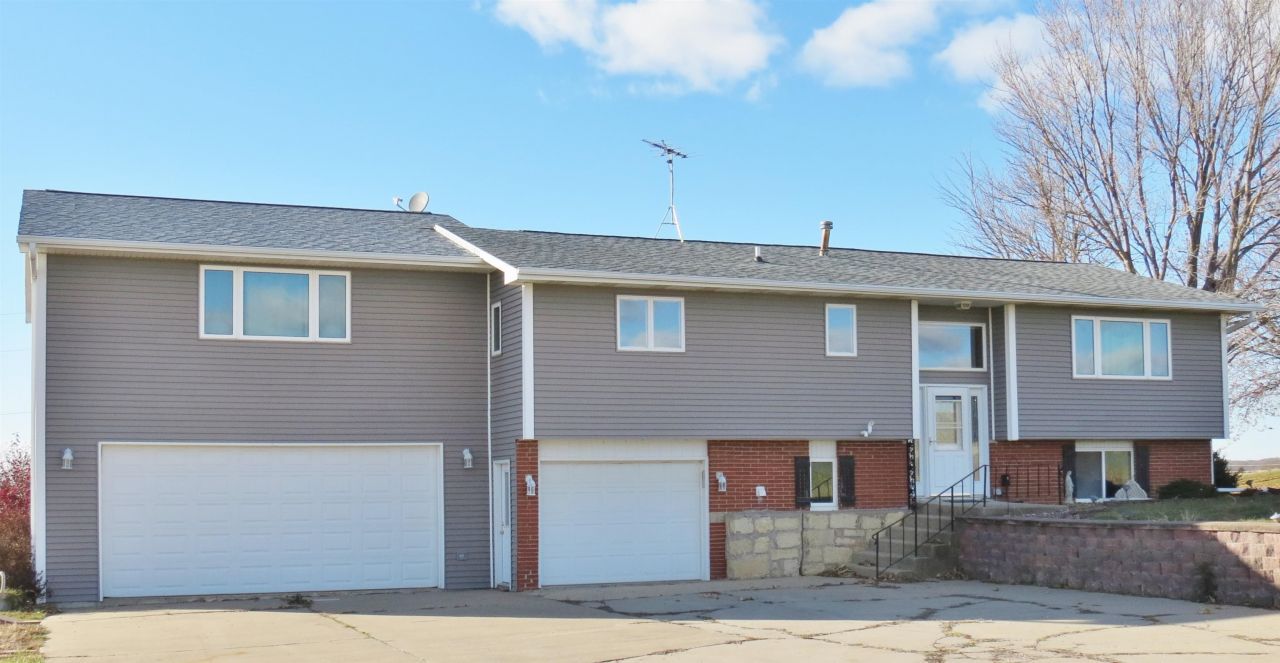 2120 174th Avenue, Maquoketa, IA 52060 Main Photo