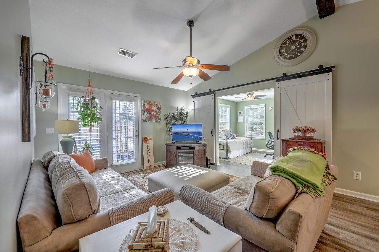 110 Sandy Hook Court Photo 13